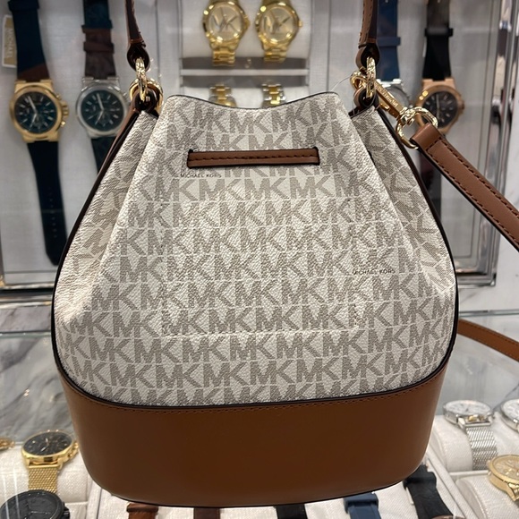 Michael Kors Reed Medium Belted Bucket Messenger Crossbody Handbag Vanilla MK - Picture 4 of 16